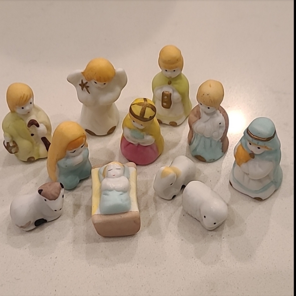 Complete Vintage Manger Set